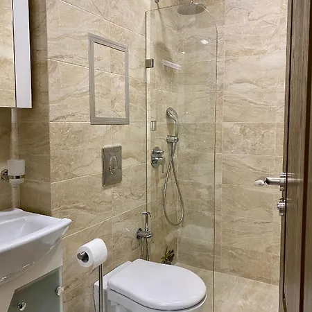 Lovely Apartment With Private Parking Apartament