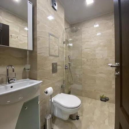 Lovely Apartment With Private Parking *